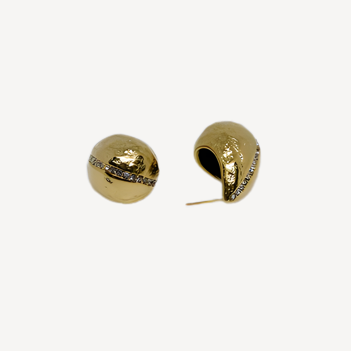 Boucles d’oreilles argentées ovales avec ligne pavée scintillante.