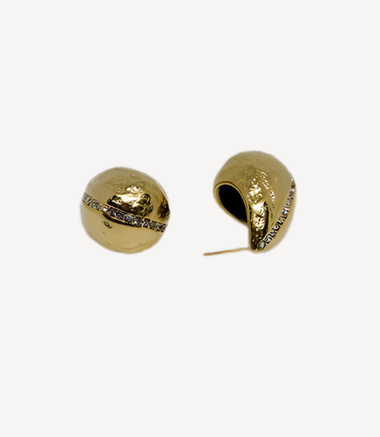 Boucles d’oreilles argentées ovales avec ligne pavée scintillante.