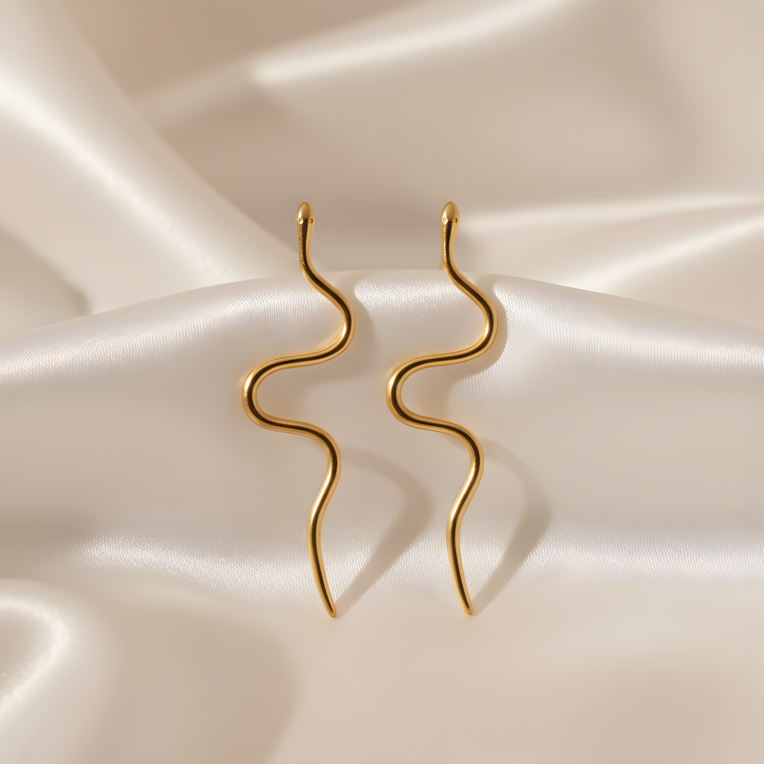 Boucles d’oreilles serpent en acier doré élégantes.