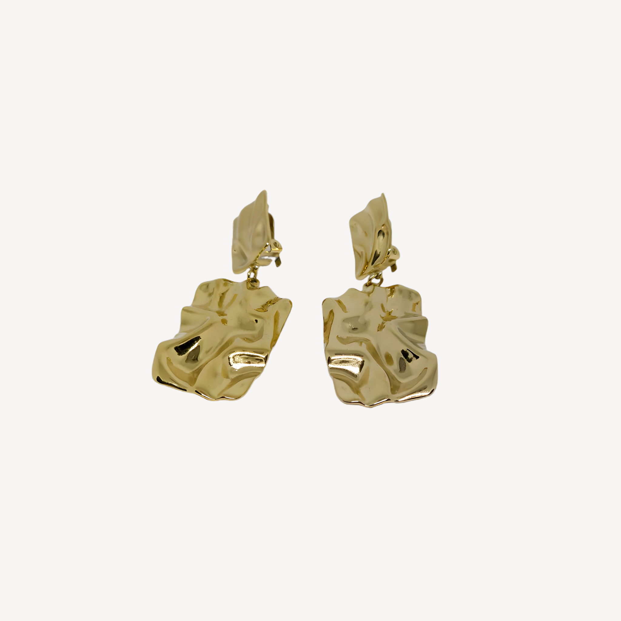 Boucles d’oreilles dorées texturées effet martelé pendantes.