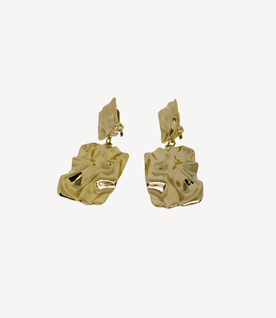 Boucles d’oreilles dorées texturées effet martelé pendantes.