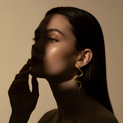 Boucles d’oreilles serpent en acier doré élégantes.