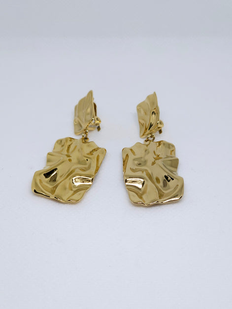 Boucles d’oreilles dorées texturées effet martelé pendantes.