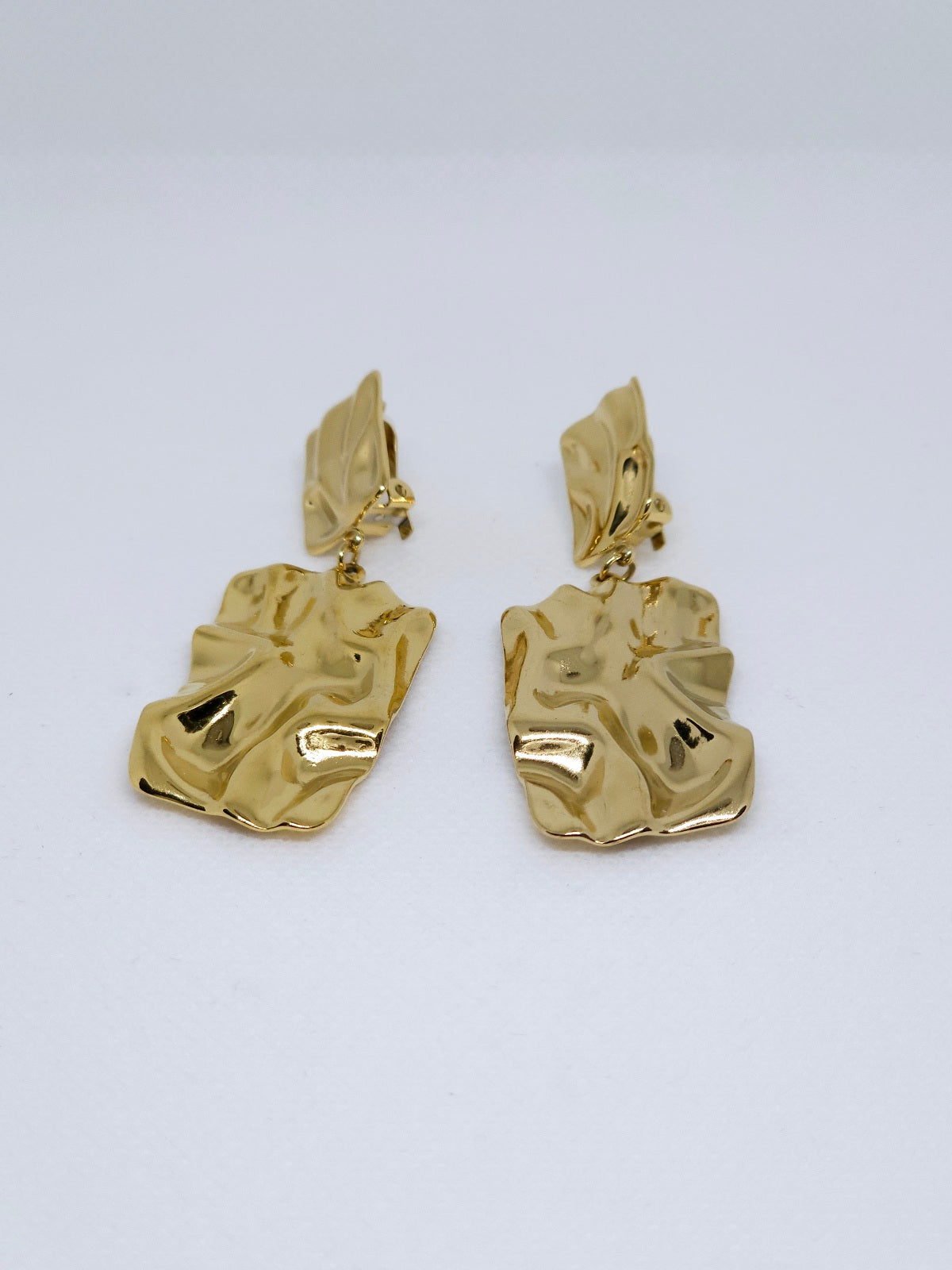 Boucles d’oreilles dorées texturées effet martelé pendantes.
