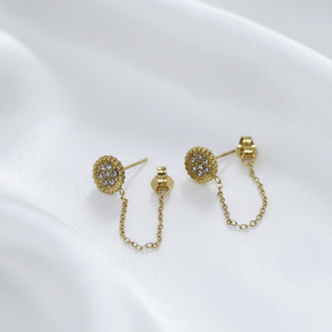 Piercing oreille avec gemme brillante en acier inoxydable.