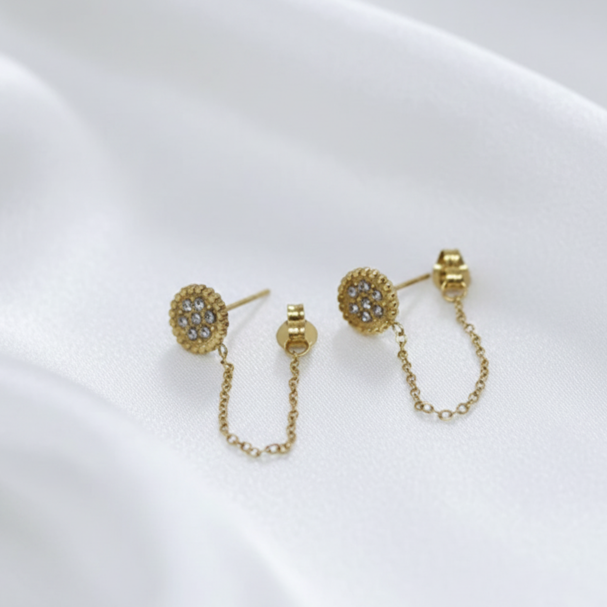 Piercing oreille avec gemme brillante en acier inoxydable.