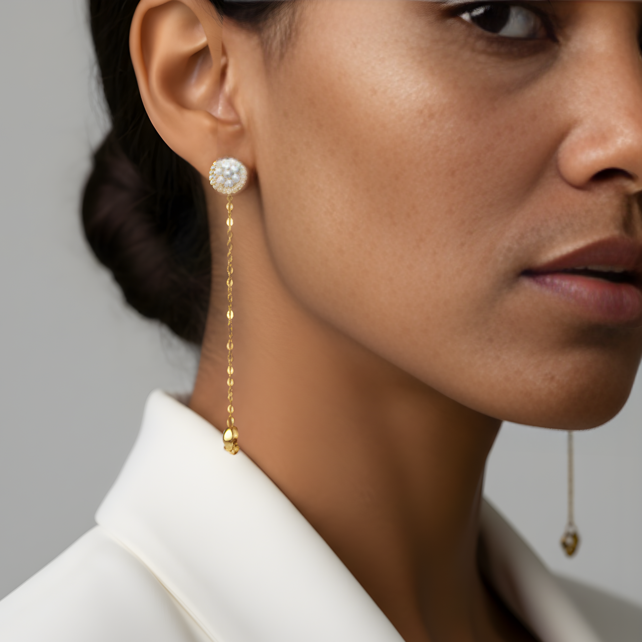 Piercing oreille avec gemme brillante en acier inoxydable.