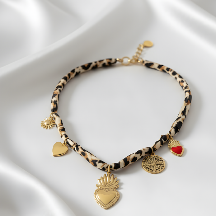 Collier imprimé tigresse avec médaillon cœur élégant pour femme.