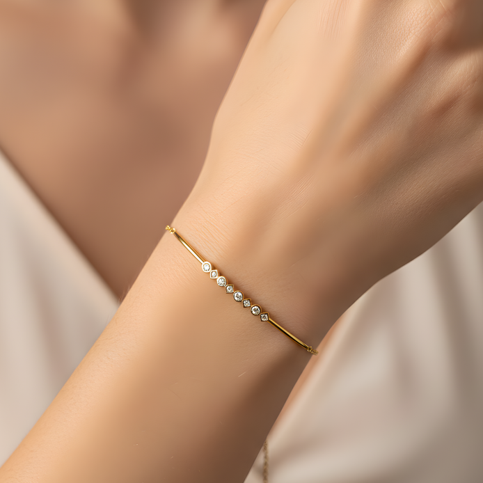Bracelet doré symbole infini élégant.