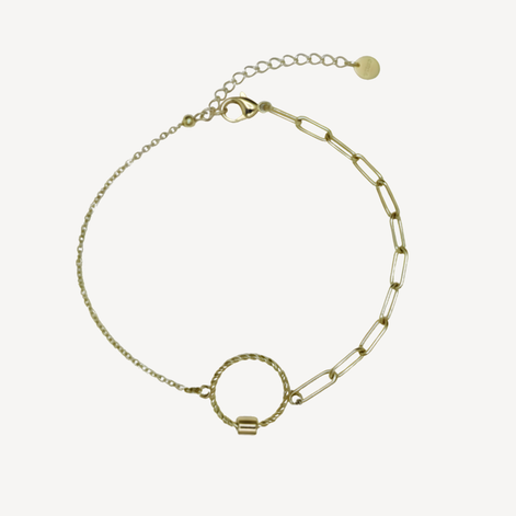 Bracelet doré élégant en acier inoxydable pour femme.