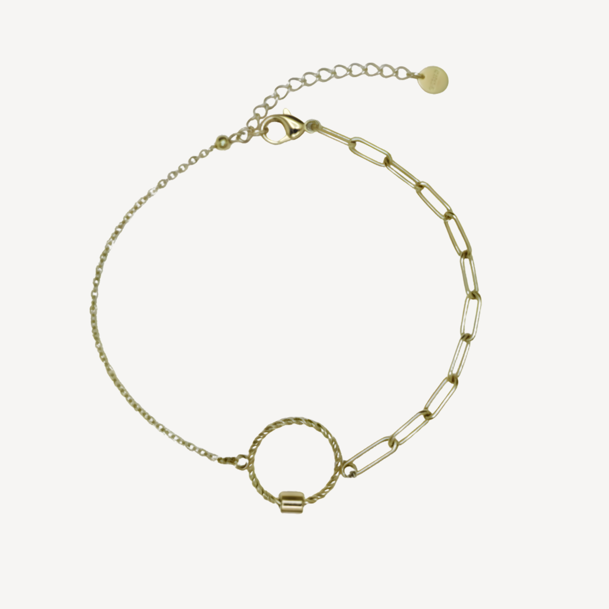 Bracelet doré élégant en acier inoxydable pour femme.
