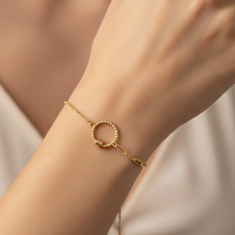 Bracelet doré élégant en acier inoxydable pour femme.