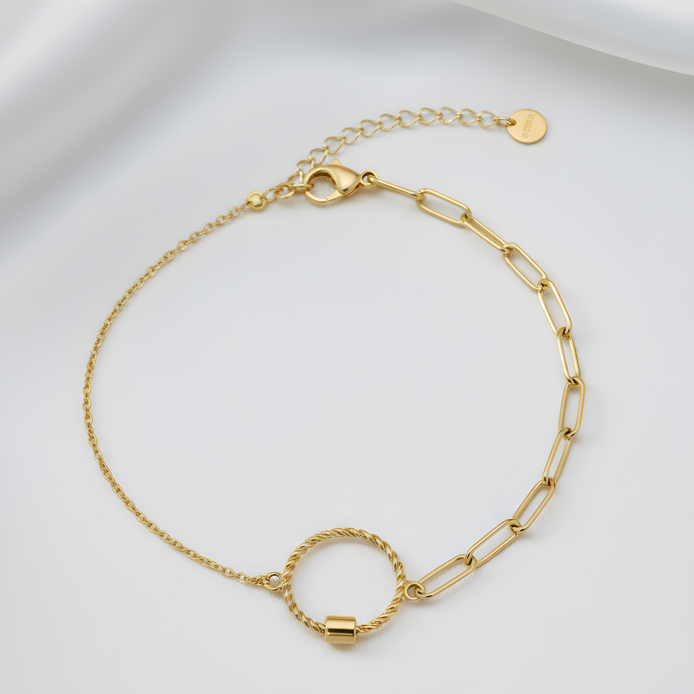 Bracelet doré élégant en acier inoxydable pour femme.