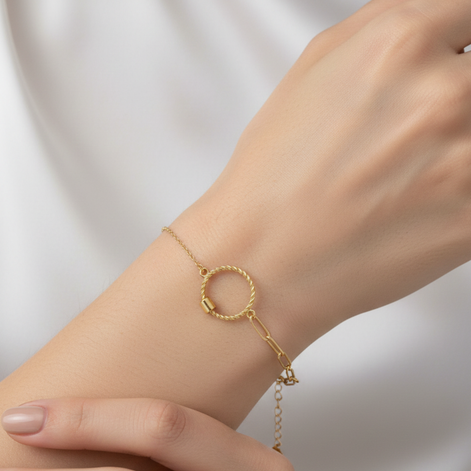 Bracelet doré élégant en acier inoxydable pour femme.