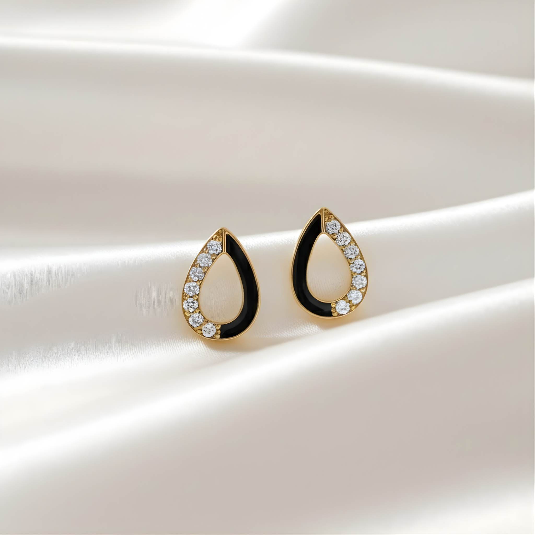 Piercing oreille goutte avec strass en acier inoxydable.