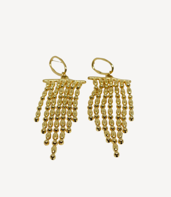 Boucles d’oreilles dorées longues à perles en cascade.