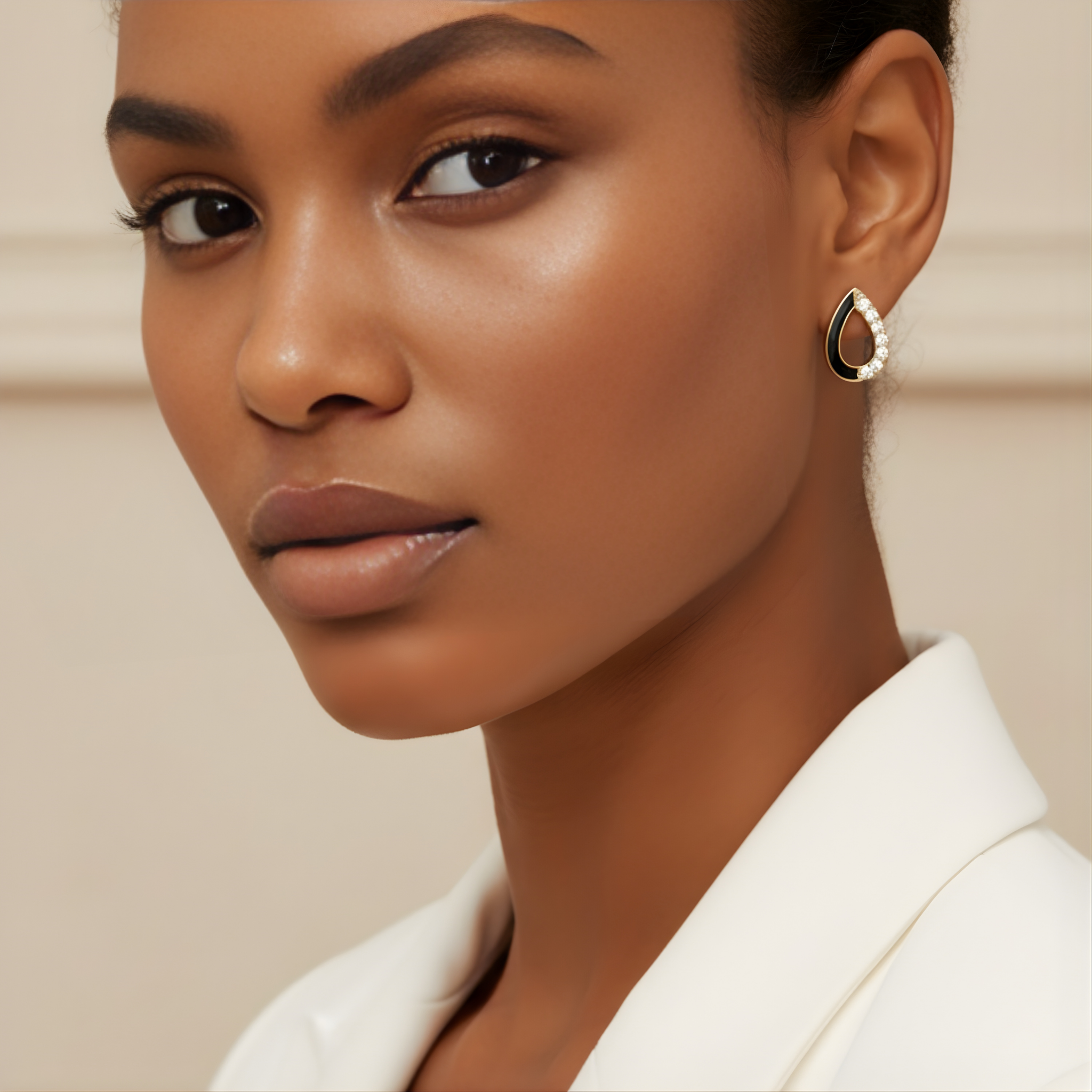 Piercing oreille goutte avec strass en acier inoxydable.