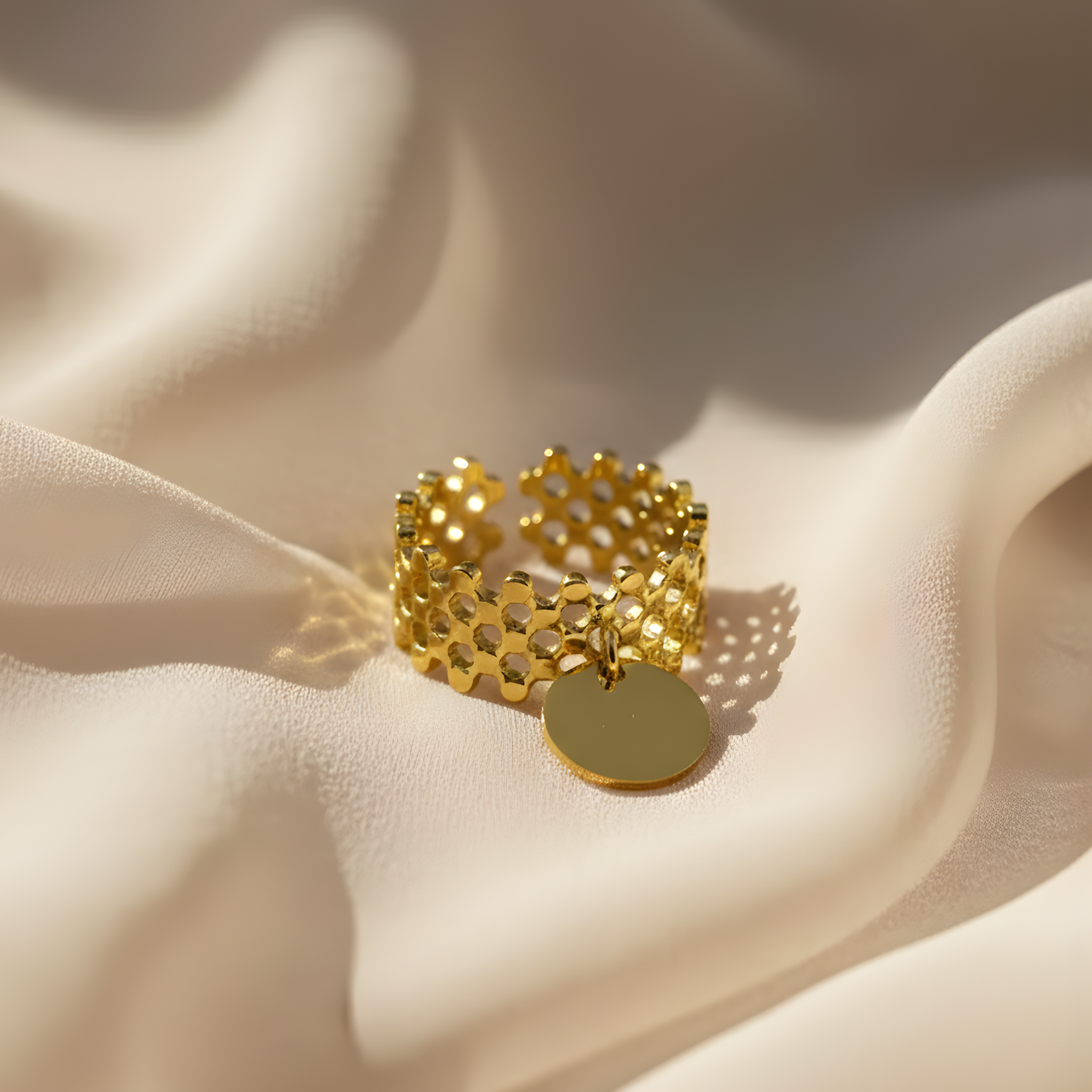 Bague fantaisie dorée avec pendentif