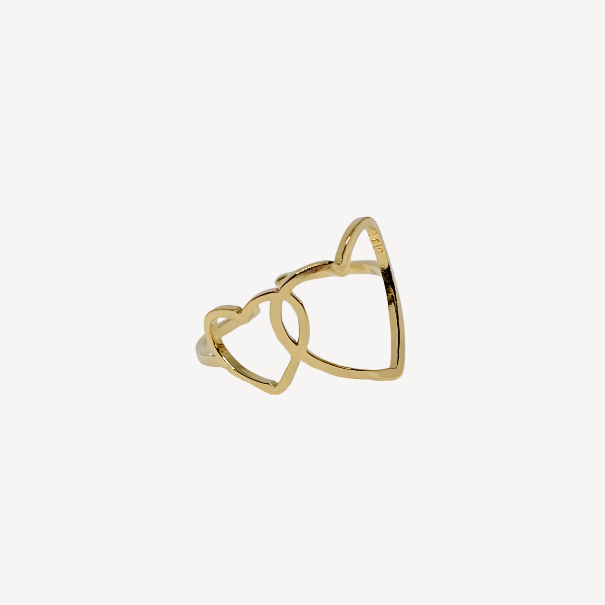 Double bague cœur en or jaune élégante pour femme.