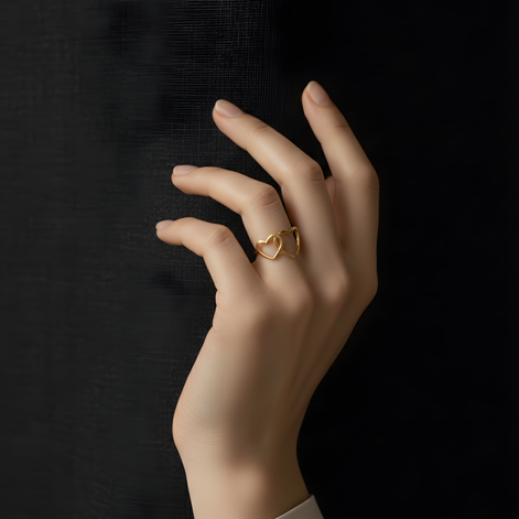 Double bague cœur en or jaune élégante pour femme.