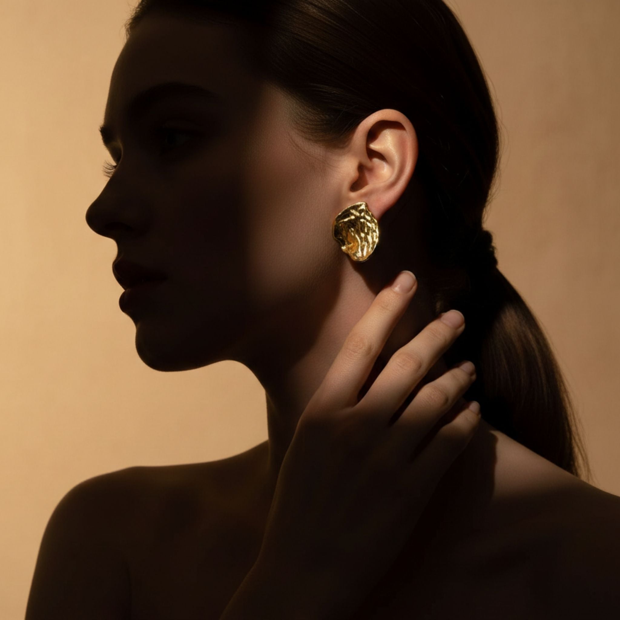 Boucles d’oreilles argentées en forme de goutte brillante.