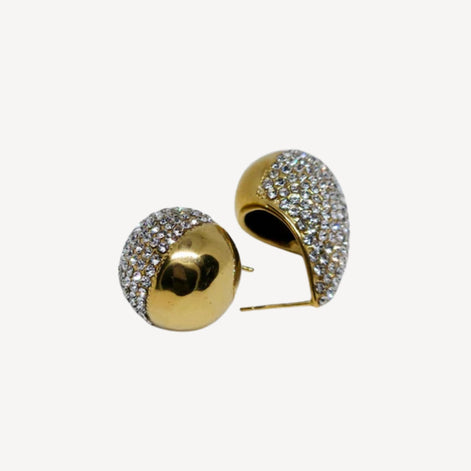 Boucles d’oreilles dorées demi-lune avec cristaux scintillants.