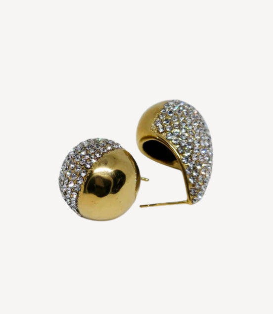 Boucles d’oreilles dorées demi-lune avec cristaux scintillants.