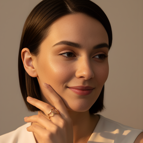 Double bague cœur en or jaune élégante pour femme.