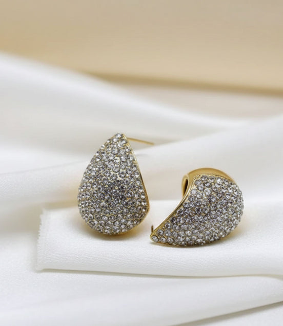 Boucles d’oreilles dorées demi-lune avec cristaux scintillants.