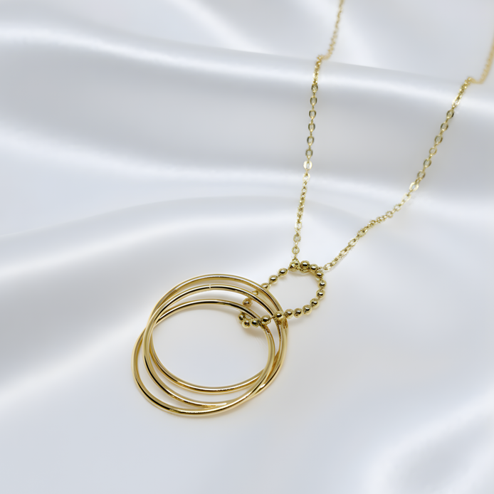 Collier en argent avec pendentif chérubin élégant pour femme.