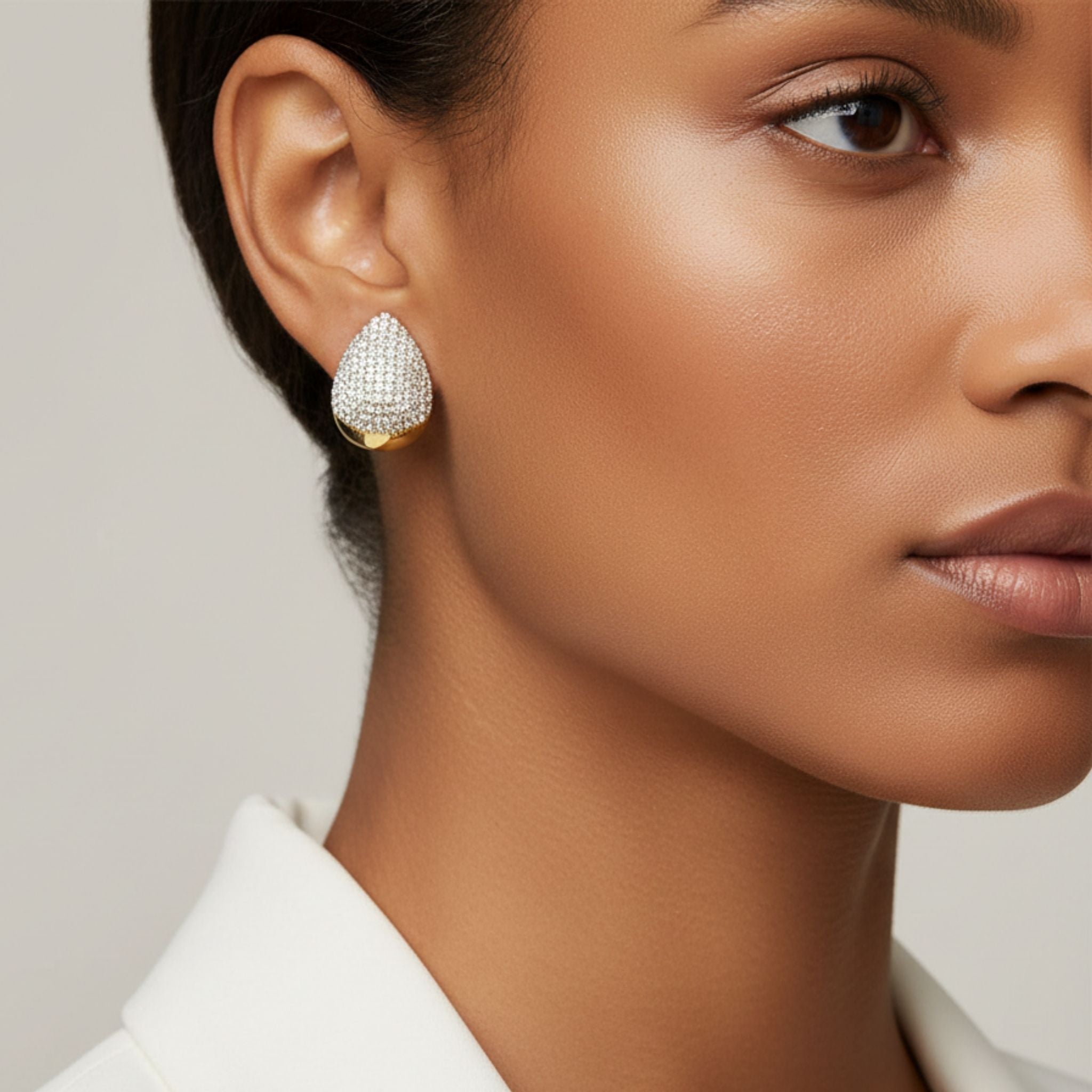 Boucles d’oreilles dorées demi-lune avec cristaux scintillants.