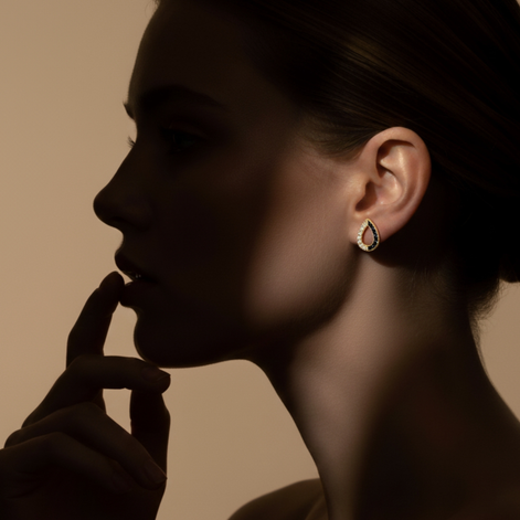 Piercing oreille goutte avec strass en acier inoxydable.