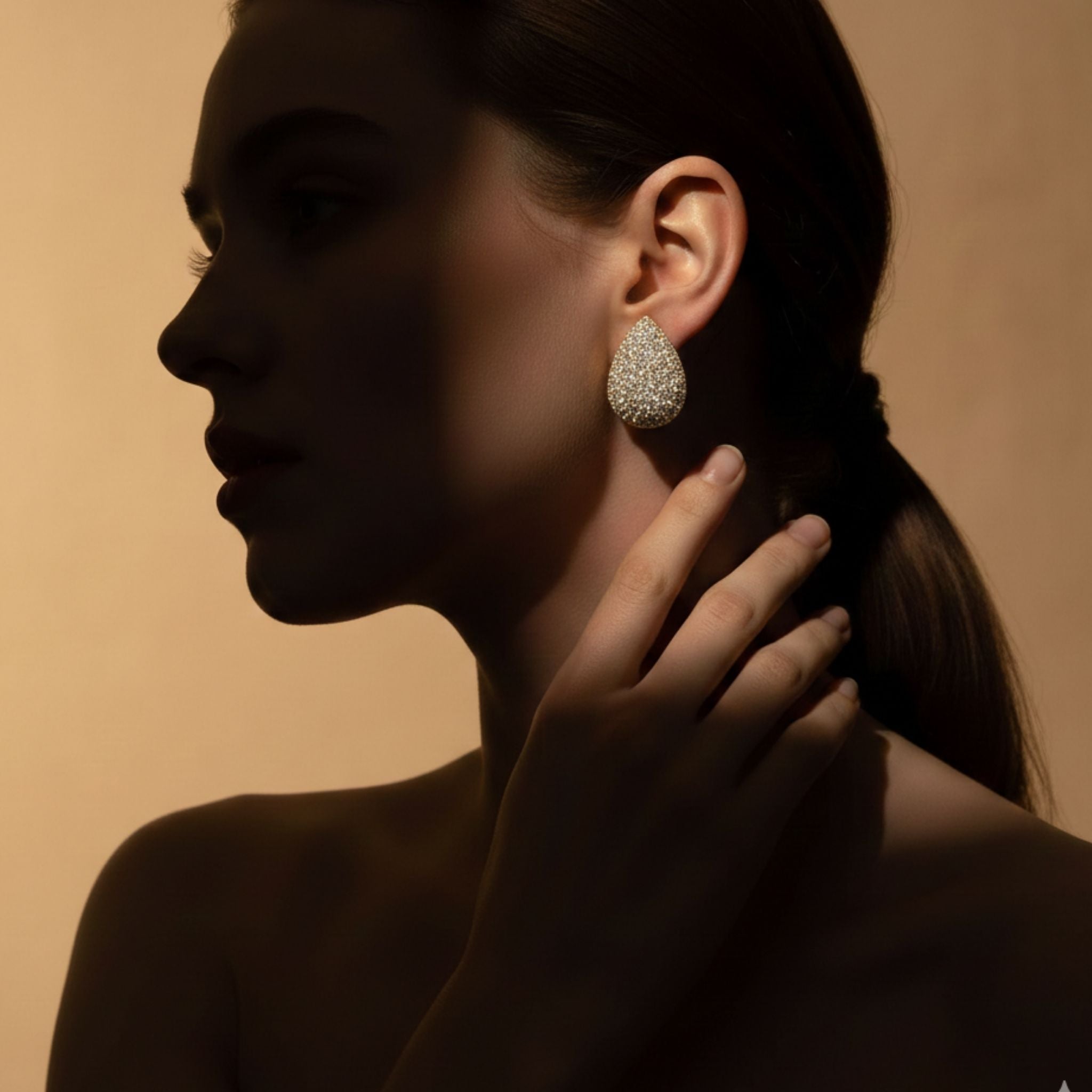 Boucles d’oreilles dorées demi-lune avec cristaux scintillants.