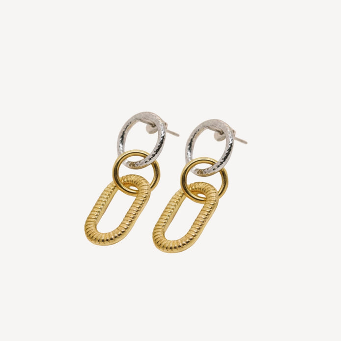 Boucles d’oreilles pendantes bicolores avec maillons dorés texturés.