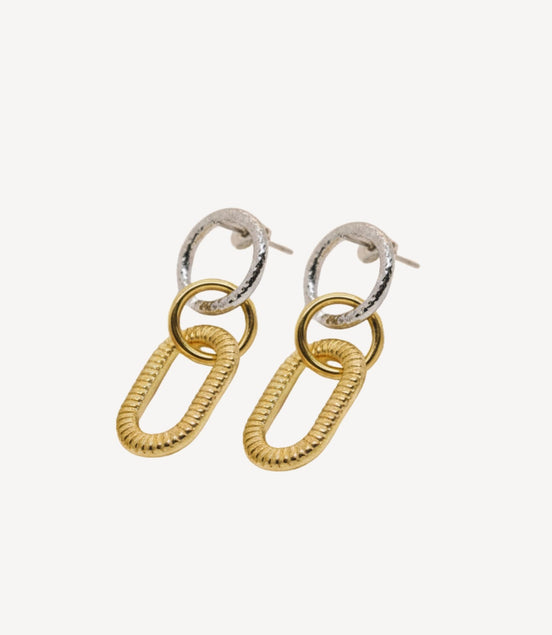 Boucles d’oreilles pendantes bicolores avec maillons dorés texturés.