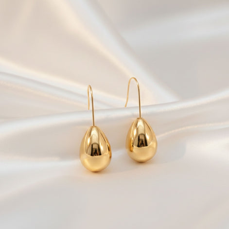 Boucles d’oreilles argentées en forme de goutte brillante.