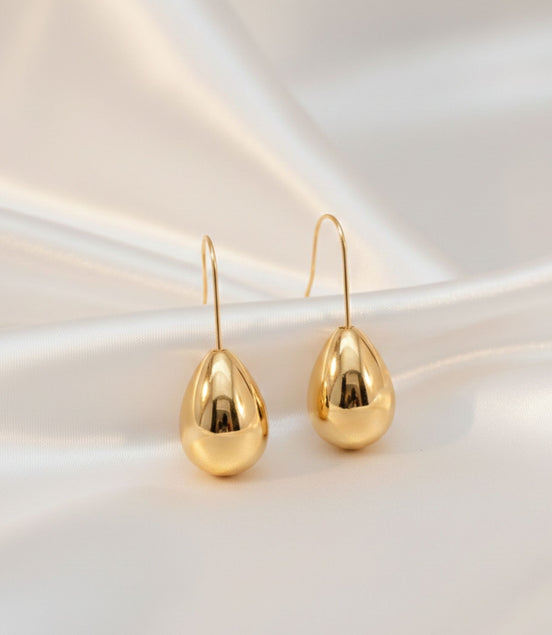 Boucles d’oreilles argentées en forme de goutte brillante.