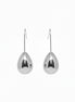 Boucles d’oreilles argentées en forme de goutte brillante.
