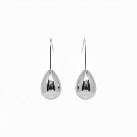 Boucles d’oreilles argentées en forme de goutte brillante.