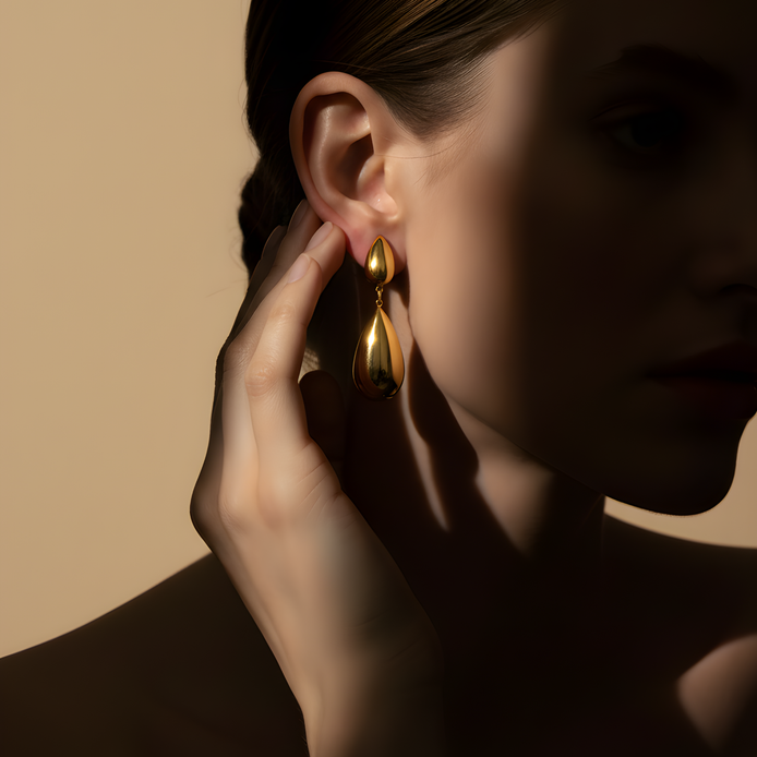 Boucles d’oreilles dorées en acier inoxydable élégantes.