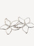 Boucles d’oreilles fleurs argentées ajourées effet miroir.