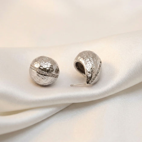 Boucles d’oreilles argentées ovales avec ligne pavée scintillante.