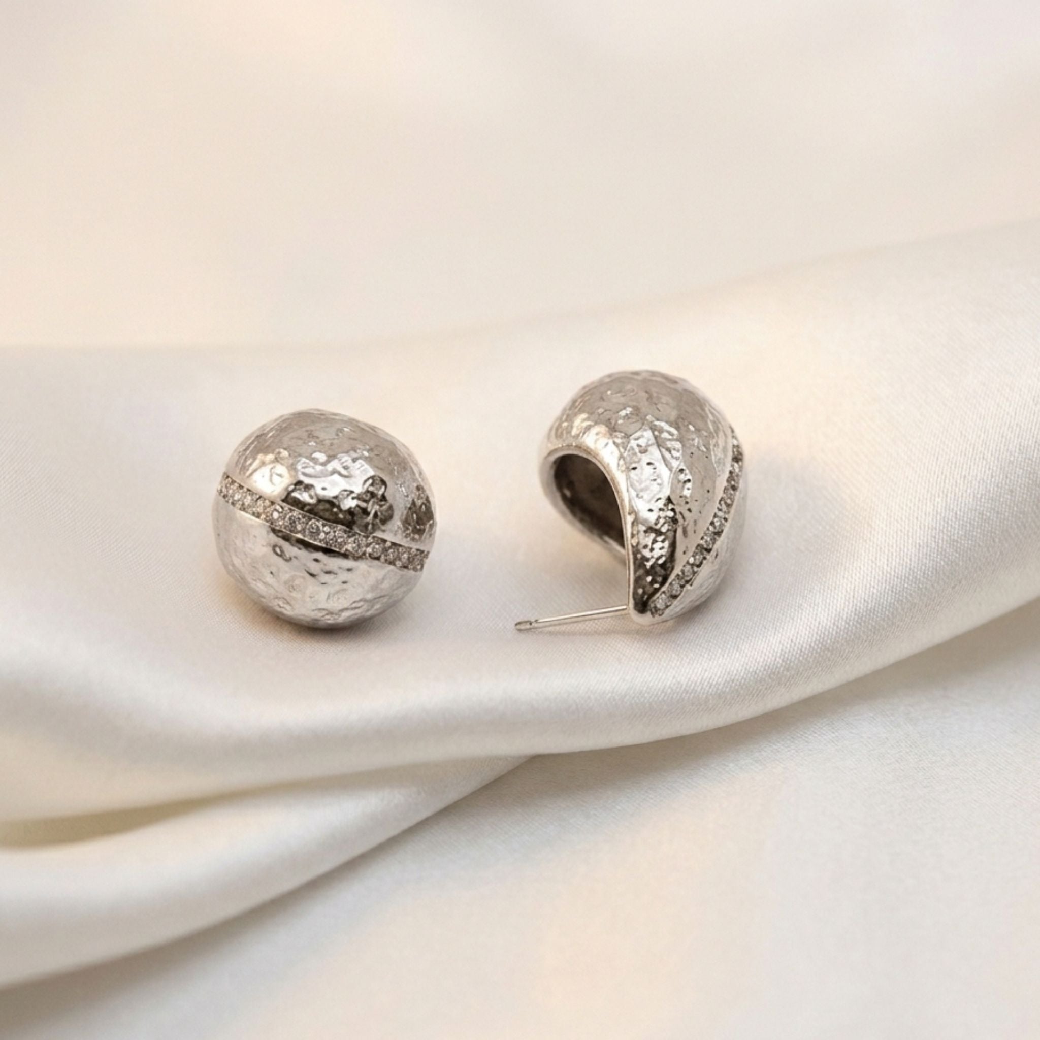 Boucles d’oreilles argentées ovales avec ligne pavée scintillante.