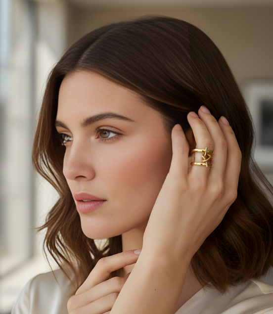 Anneau doré entrelacé élégant moderne