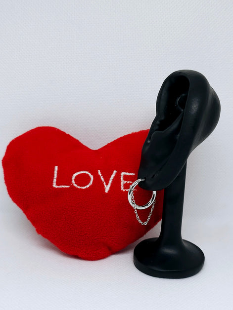 Créoles argentées avec chaîne délicate