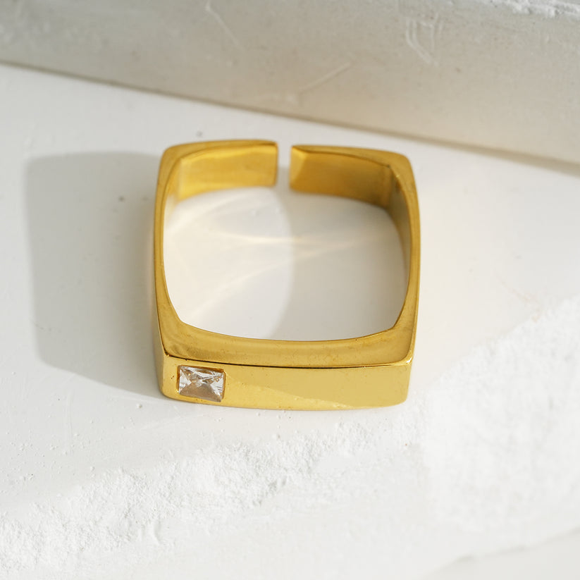 Bague carrée en acier inoxydable avec strass.