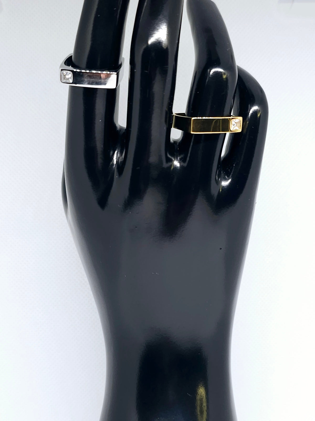 Bague carrée en acier inoxydable avec strass.