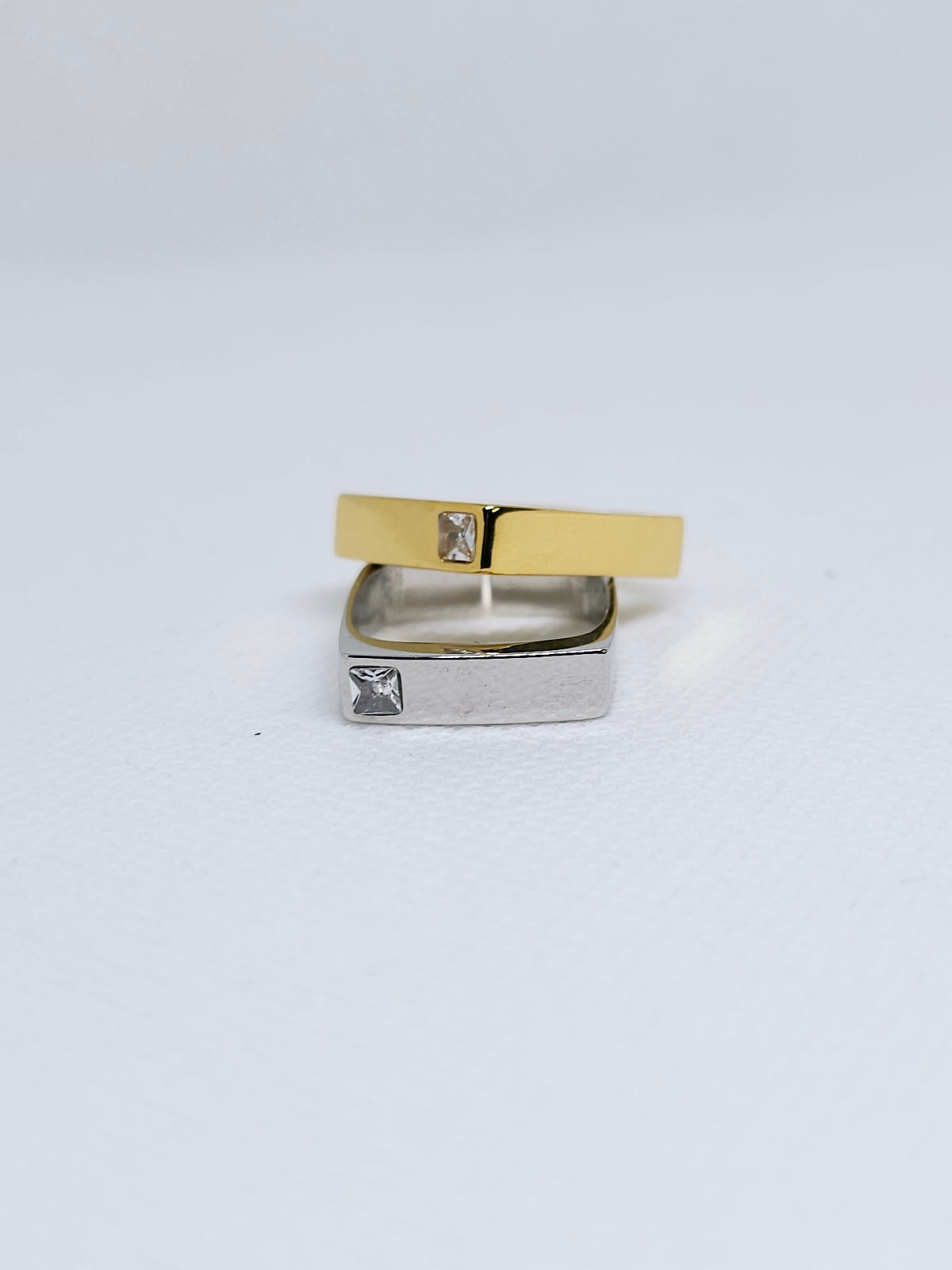 Bague carrée en acier inoxydable avec strass.