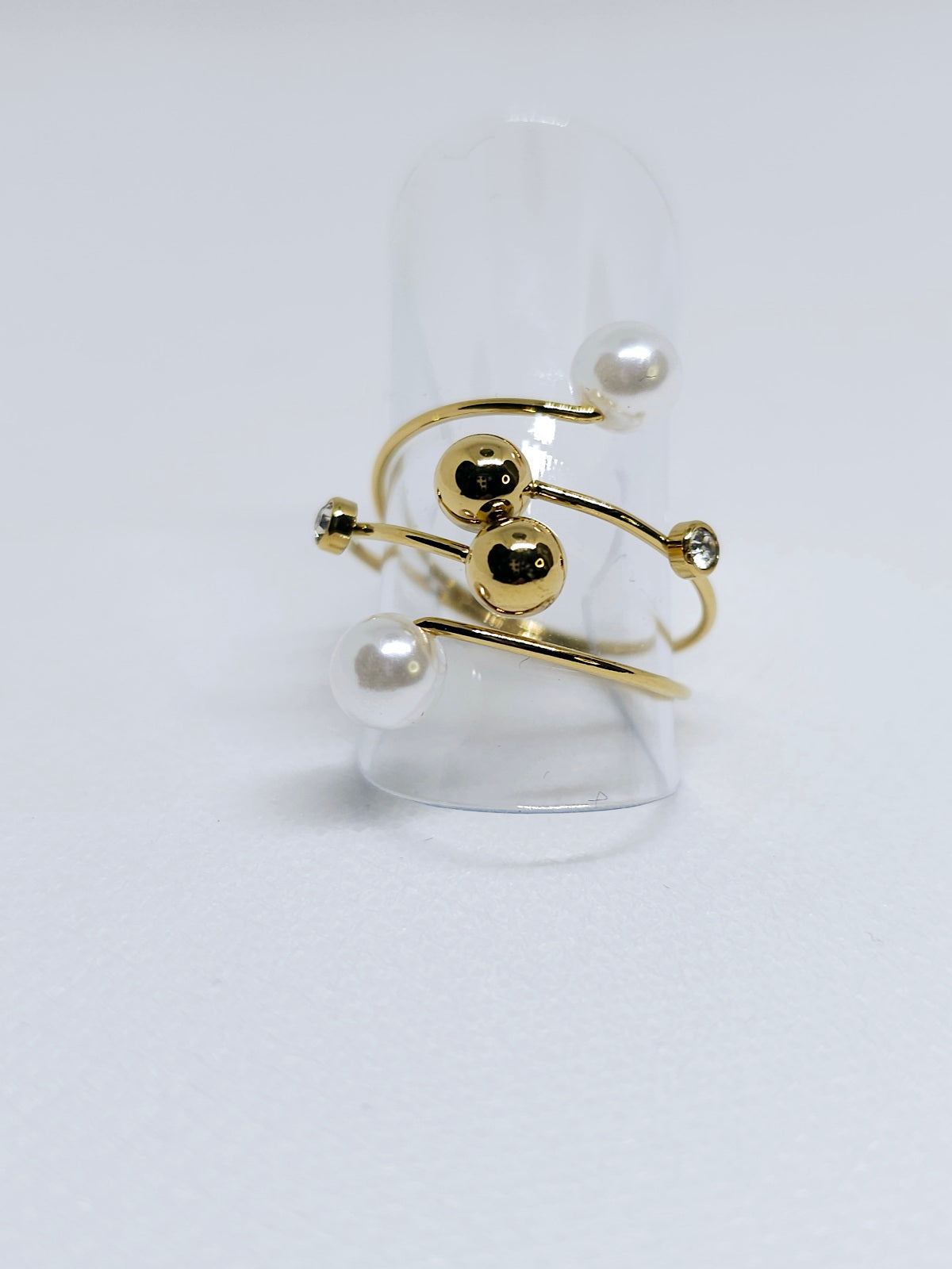Bague dorée élégante avec perles blanches et strass dans
