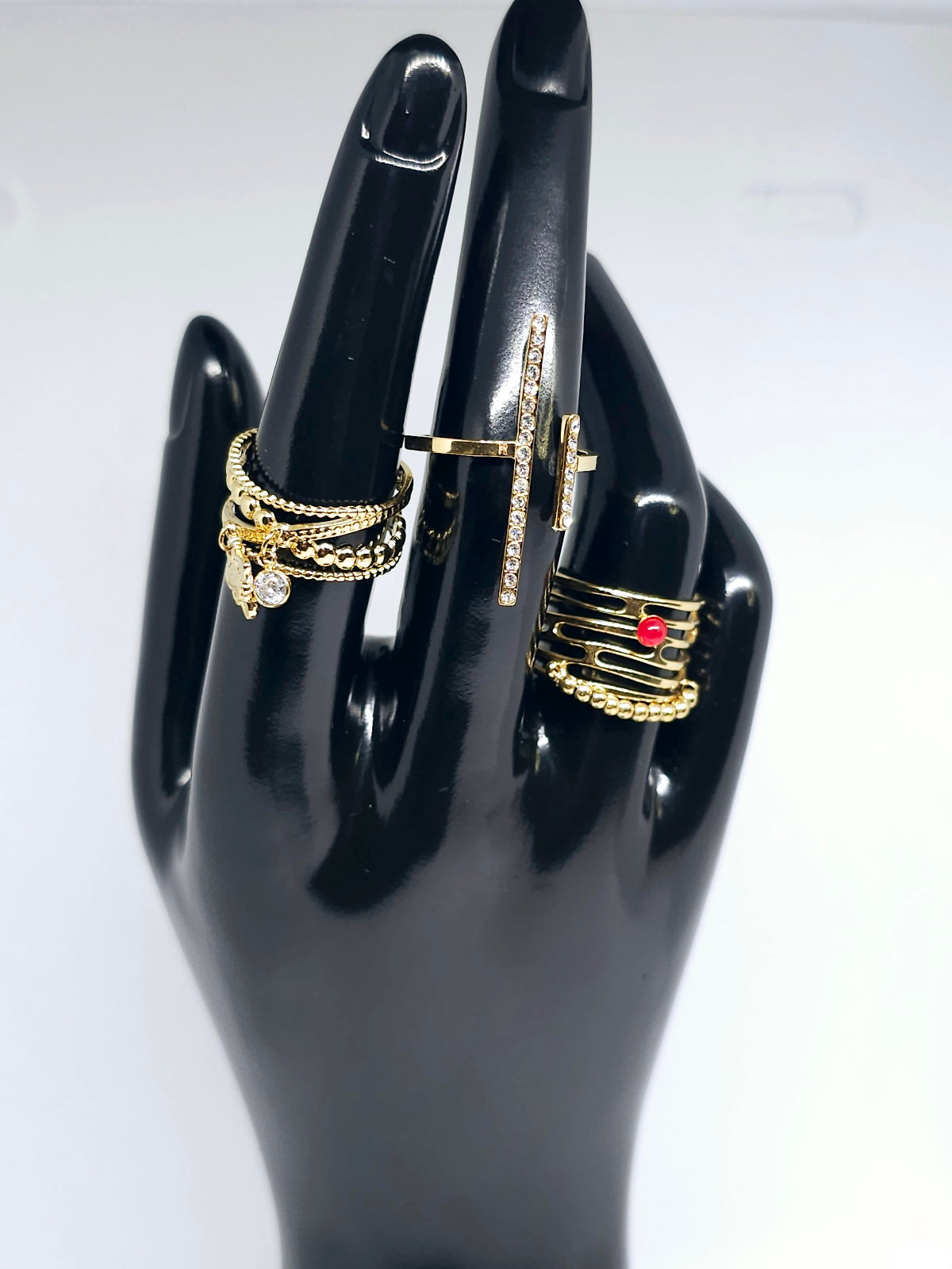 Bague dorée ajourée avec perle rouge